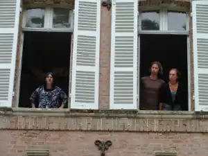 scene met twee ramen.webp